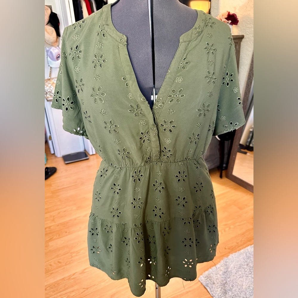 Torrid Sz 2 Babydoll Eyelet Tiered Top Green VNeck Short Sleeve Feminine Fairy - Picture 2 of 11